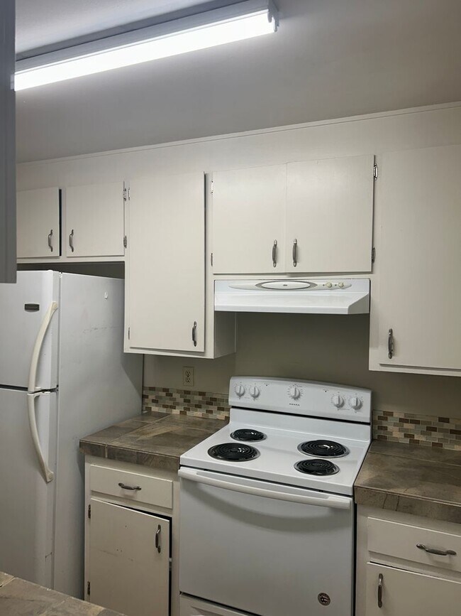 Building Photo - Lovely 2 bedroom 1 bath condo #1 unit