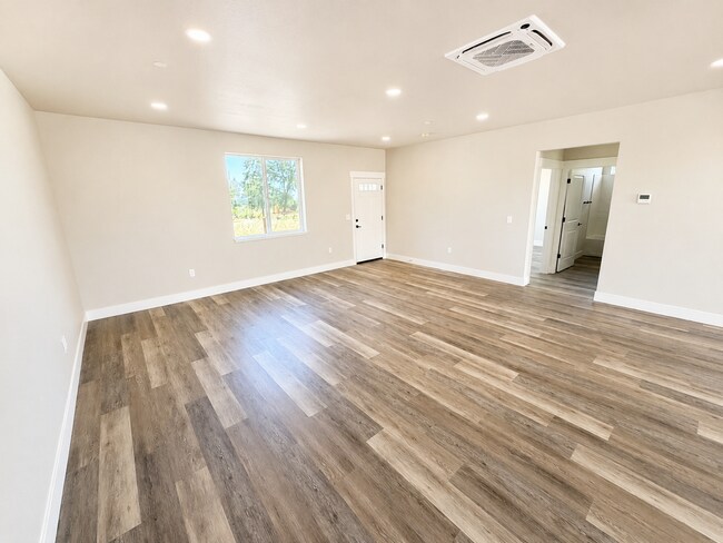 Building Photo - 5581-5581 Linrich Ln