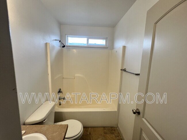 Building Photo - 574 Northlake Dr