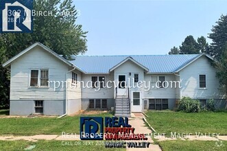 Building Photo - Updated 2 bedroom, 1 Bathroom Downstairs A...