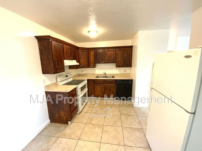 Building Photo - 2523 S Lakecrest Dr