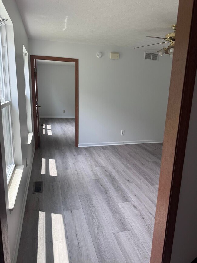 Building Photo - 5 Bd 2.5 Ba
