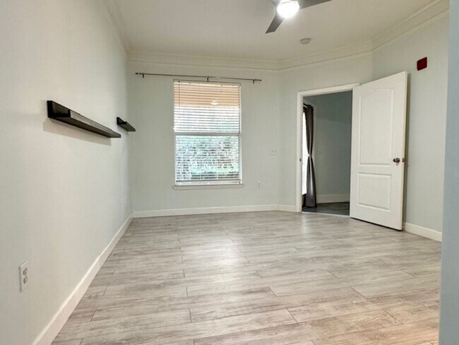 Building Photo - 8842 Villa View Cir