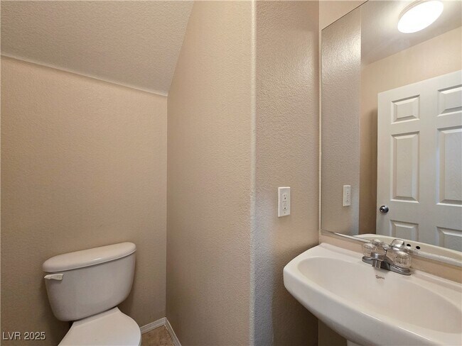 Building Photo - 5431 W Hasley Canyon Ave