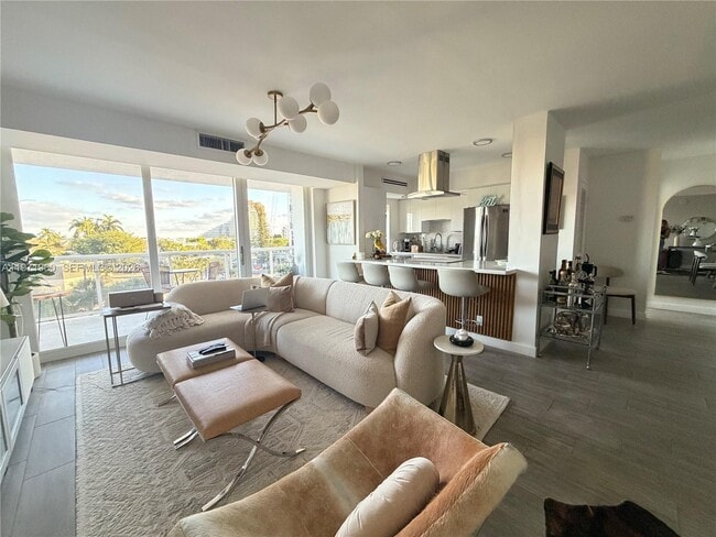 Building Photo - 2715 N Ocean Blvd