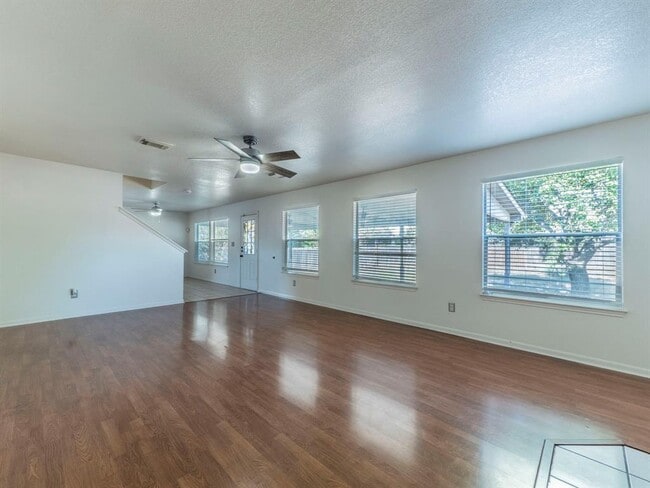 Building Photo - 2316 Logan Dr