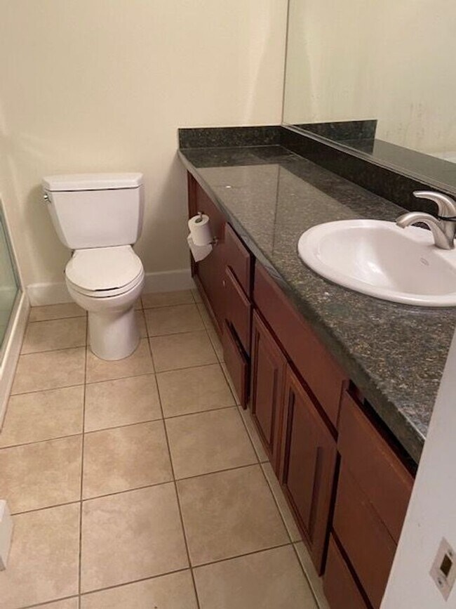 Building Photo - Newly Remodeled Downtown Stunner