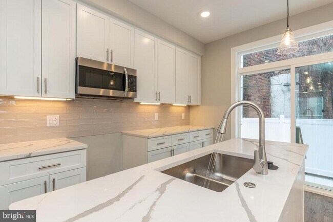 Building Photo - 141 W Huntingdon St