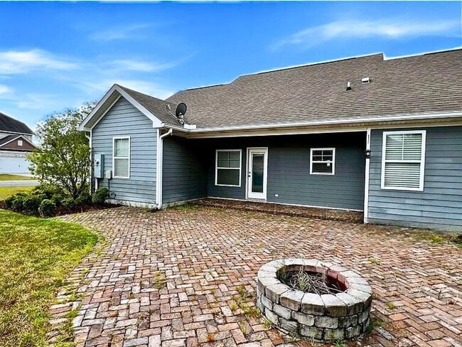 Building Photo - 3/2 updated home with amenities