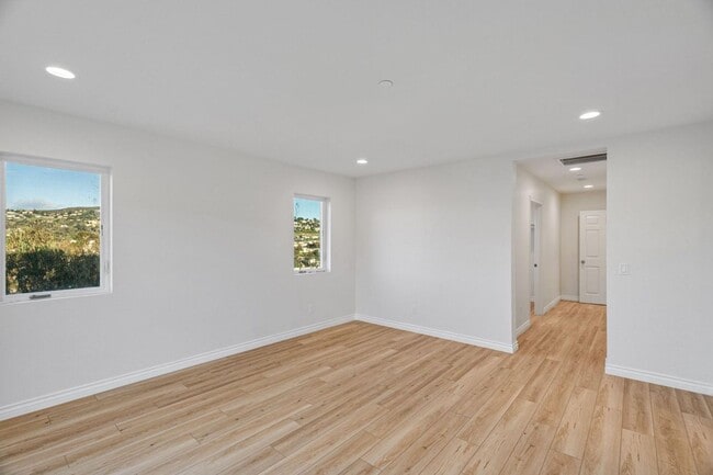 Building Photo - 5 Bedroom house with view