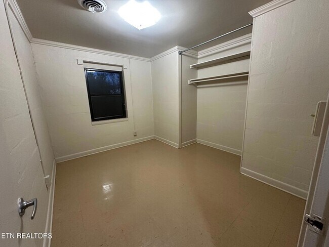 Building Photo - 706 Jay St