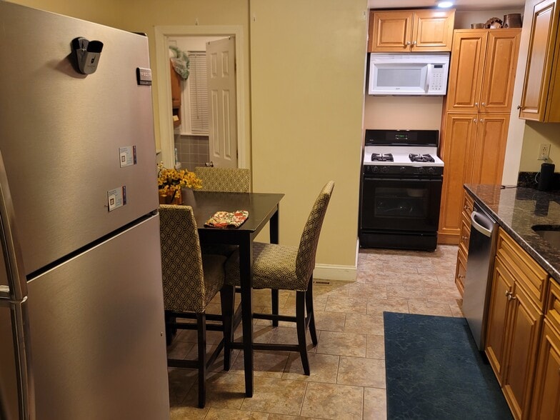 Building Photo - 94 Gill St