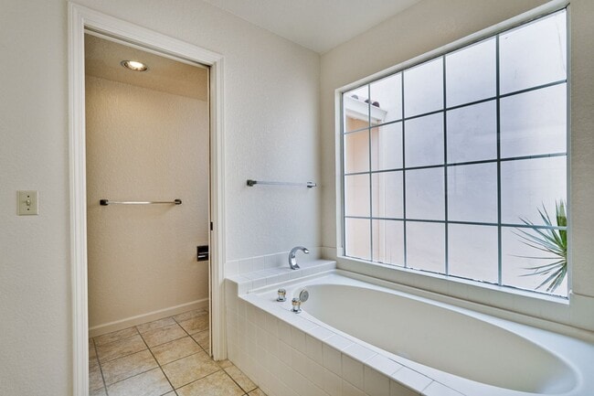Building Photo - Lovely and spacious 3BR 2.5BA townhouse in...