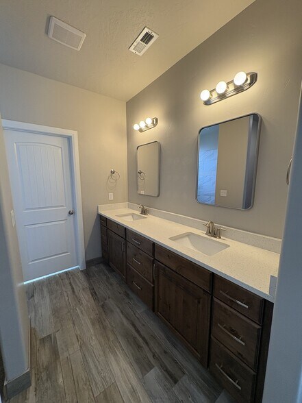 Building Photo - 3519 175 N St