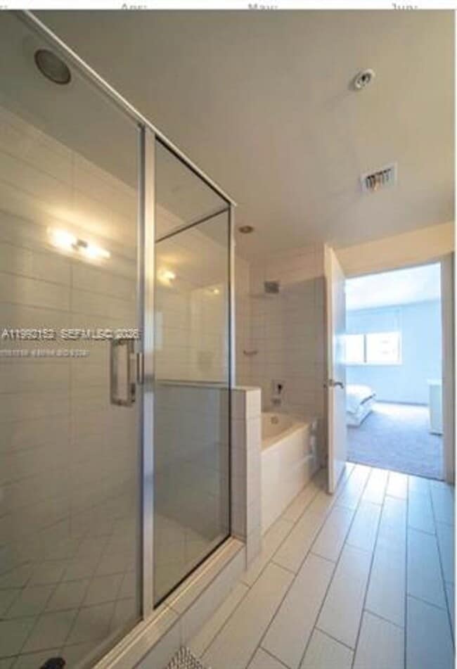 Building Photo - 999 SW 1st Ave