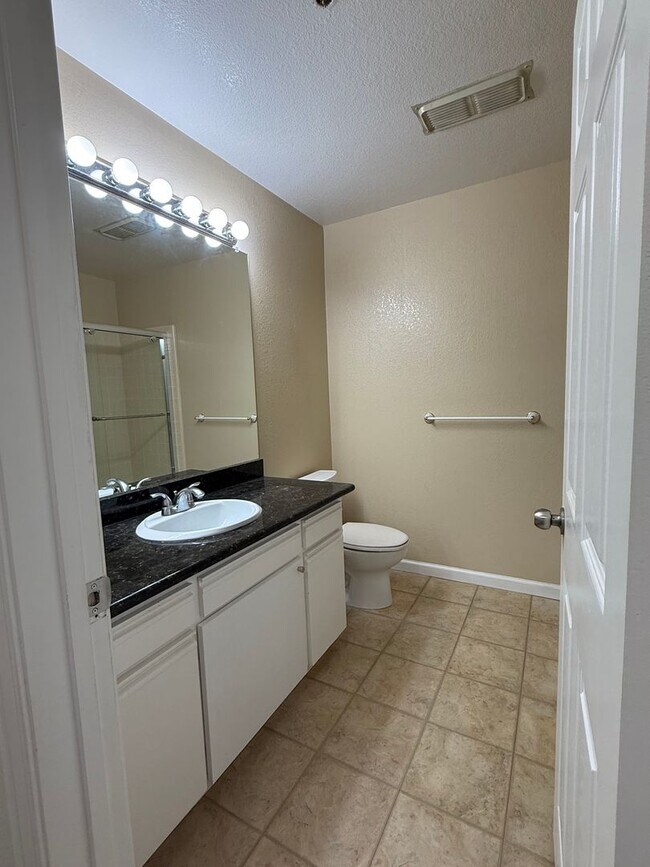 Building Photo - Spacious 2 Bedroom 2 Bath Condo with a View