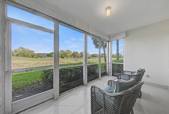 Building Photo - 2701 S Palm Aire Dr