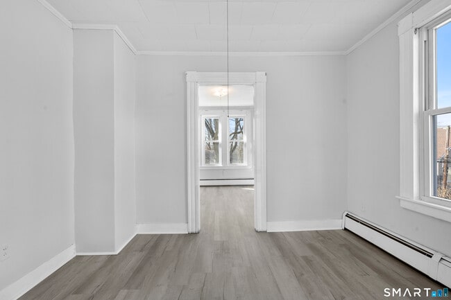 Building Photo - 48 Anderson St