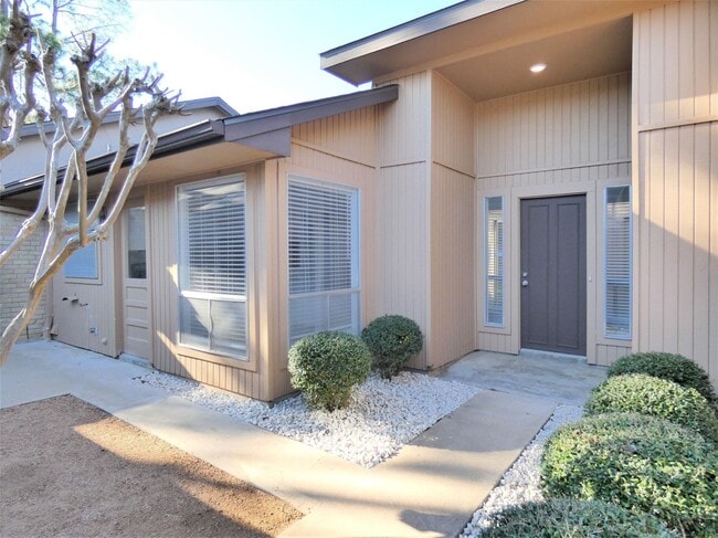 Building Photo - 604 Golfview Dr