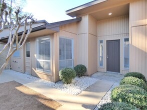 Building Photo - 604 Golfview Dr