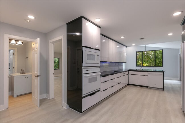 Building Photo - 13401 SW 83rd Ave