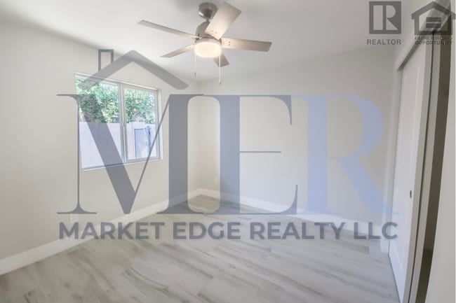 Building Photo - 4Bed/2Bath House at University/Dobson--Complete Remodel w/Pool!