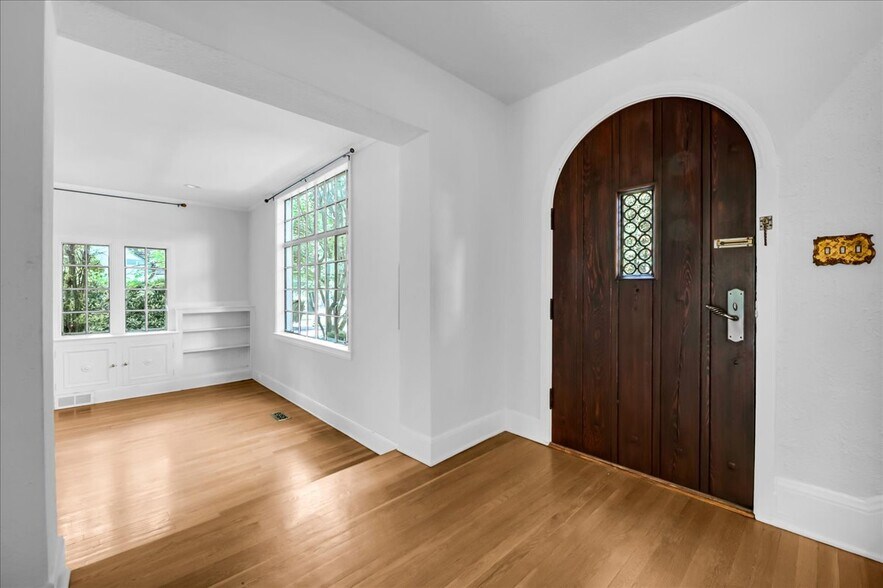 Building Photo - 455 Linden Rd