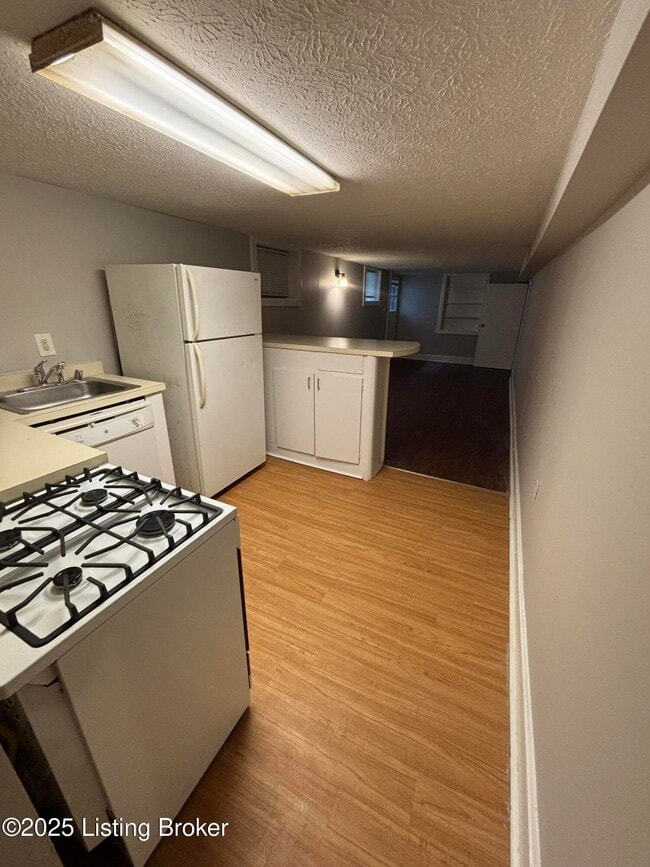 Building Photo - 2052 Midland Ave