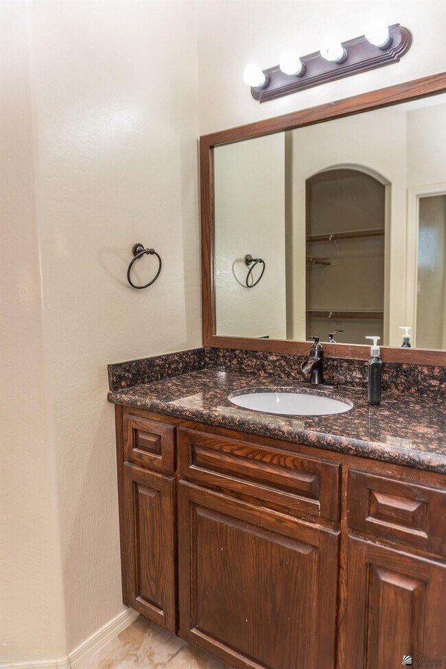 Building Photo - 2549 S 42nd Ave