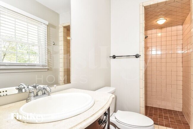 Building Photo - 1714 Clarendon Dr