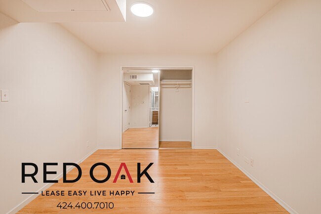 Building Photo - 4651 Cahuenga Blvd