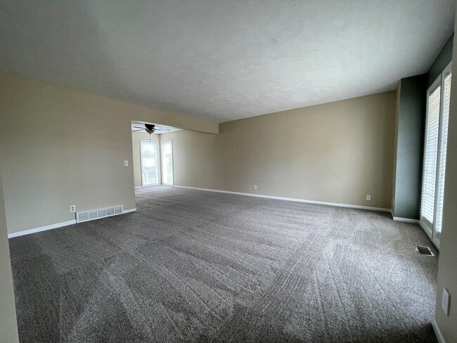 Building Photo - Home For Rent Bellevue!