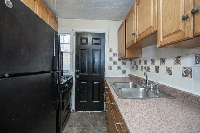 Building Photo - NEWLY RENOVATED! 2 BED, 1 BATH BEAUTIFUL SINGLE FAMILY HOME!