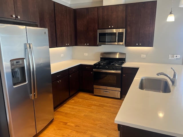 Building Photo - 4812 W Montrose Ave