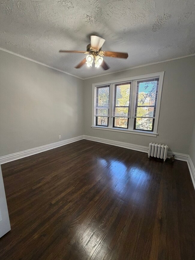 Building Photo - 635 W Roscoe St