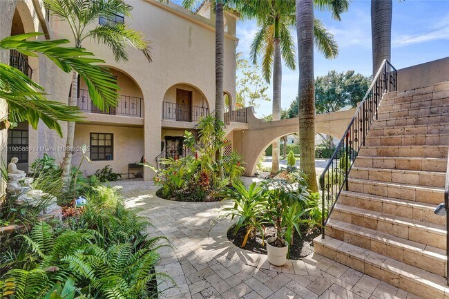 Building Photo - 815 NE 28th St