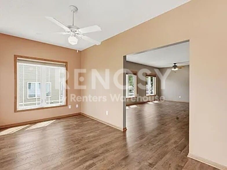 Building Photo - 6452 MacLaren Ave NE