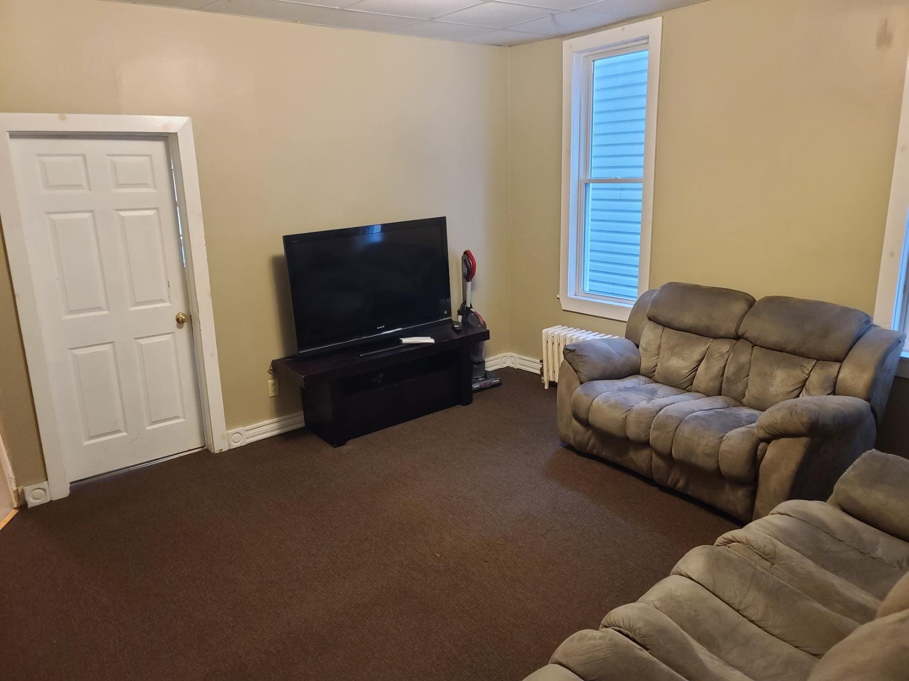 Large Living Room - 425 Taylor Ave