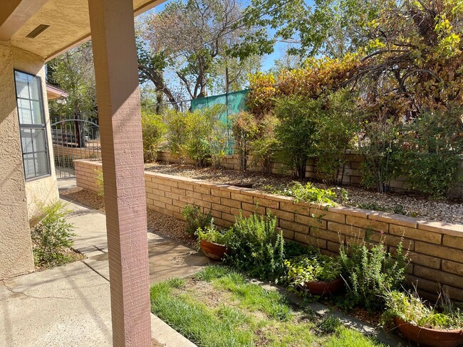 Building Photo - Victorville- Beautiful 3 Bedroom Home in G...