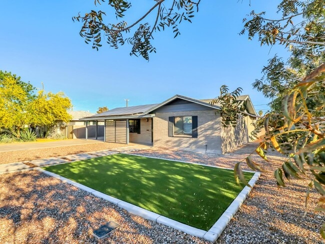 Building Photo - 544 W 17th Pl