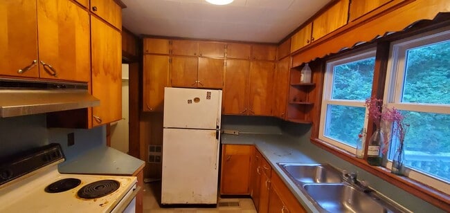 Building Photo - Large 4 Bedroom House On Hwy 105