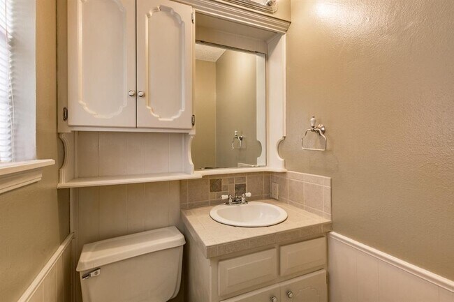 Building Photo - 1220 E Brooks St