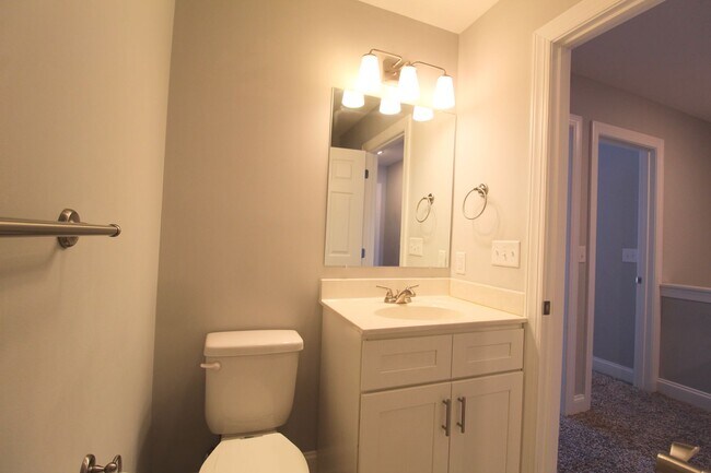 Building Photo - Spacious 3–4 Bedroom Townhome in Prime Loc...