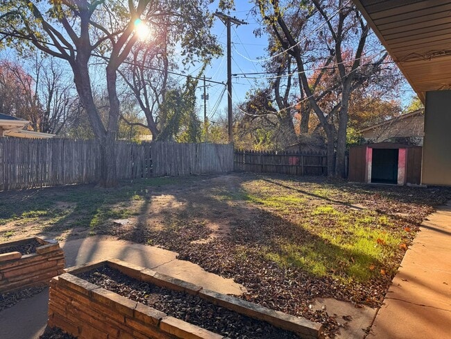 Building Photo - Adorable Mid Century Modern home on a corner lot!