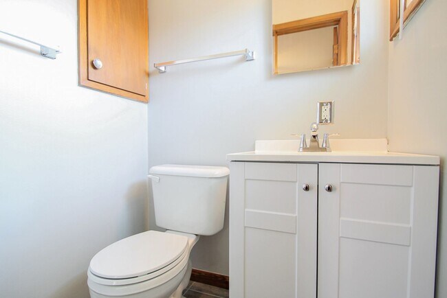 Building Photo - 3 Bedroom / 2.5 Bathroom House Available N...