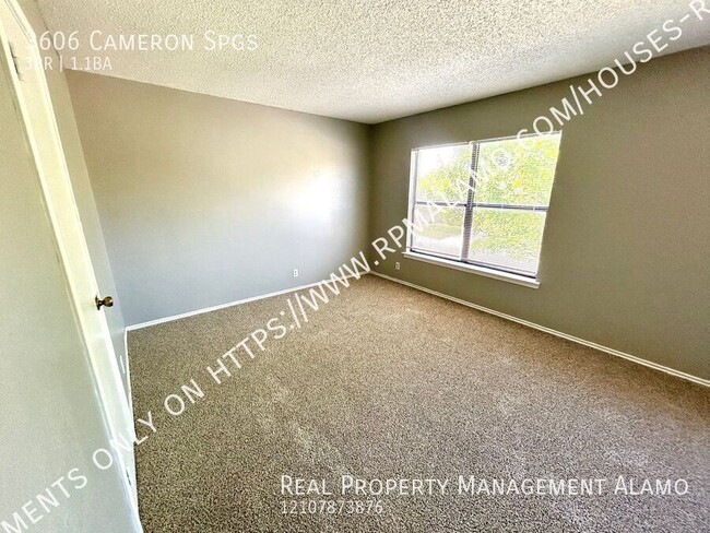 Building Photo - **MOVE-IN SPECIAL** MUST SEE! 3 Bedroom / ...