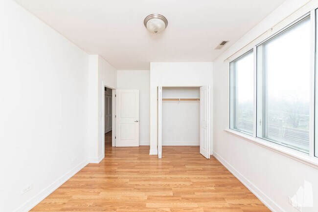 Building Photo - 4150 N Kenmore Ave