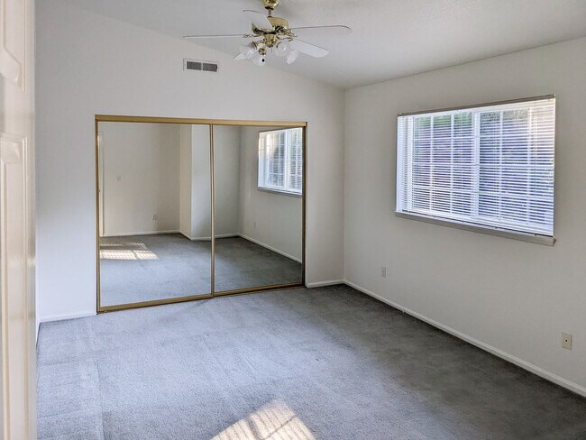 Building Photo - 2205 Crestview Dr S