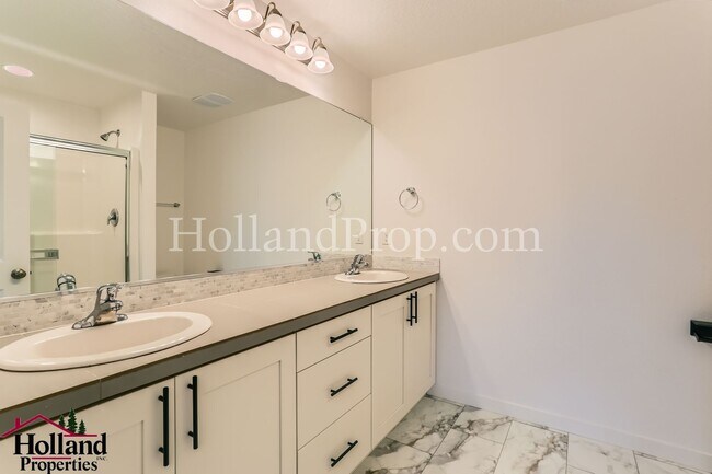 Building Photo - Gorgeous & Spacious Single-Home 3 beds 2.5 bath Available for you!