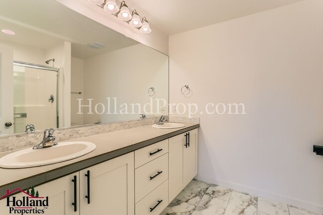 Building Photo - Gorgeous & Spacious Single-Home 3 beds 2.5 bath Available for you! NEW PRICE!